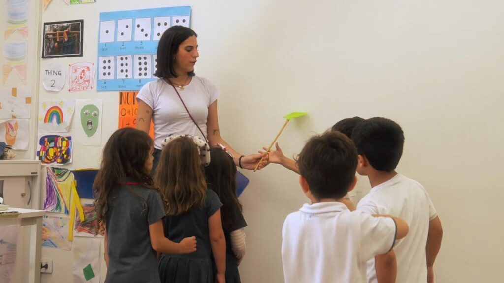 Sala de aula com professora e alunos da Escola Bilíngue e Internacional GIS São Paulo